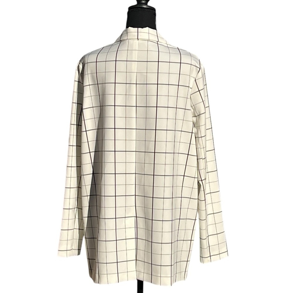 White gray stripped women’s blazer size 10. Office and Business. Black buttons - Picture 2 of 5